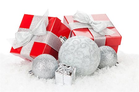 simsearch:400-07933751,k - Christmas baubles and red gift boxes. Isolated on white background Photographie de stock - Aubaine LD & Abonnement, Code: 400-07895042