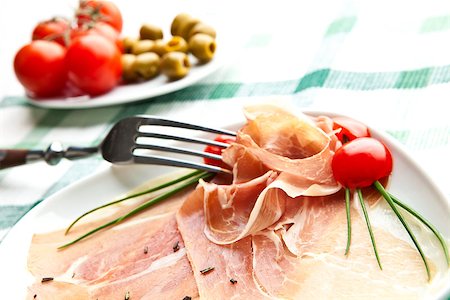 simsearch:400-08071181,k - delicious Prosciutto plate with olives, tomatos. Foto de stock - Super Valor sin royalties y Suscripción, Código: 400-07895327