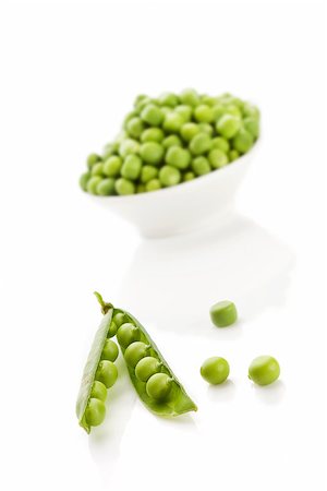 simsearch:400-06480358,k - Pea pod and peas in bowl isolated on white background. Culinary summer legume vegetable. Foto de stock - Super Valor sin royalties y Suscripción, Código: 400-07895362