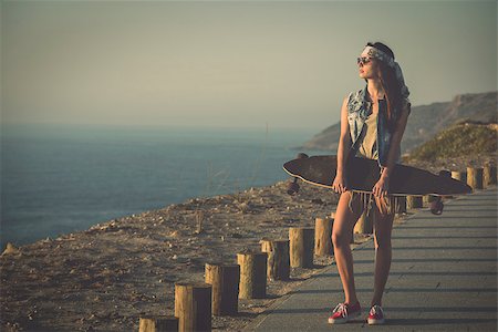 Beautiful and fashion young woman posing with a skateboard Foto de stock - Super Valor sin royalties y Suscripción, Código: 400-07896627