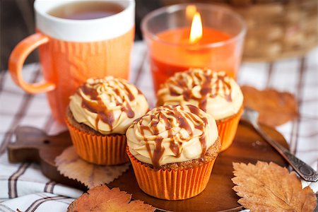 Carrot cupcakes decorated with cream cheese and caramel topping Stockbilder - Microstock & Abonnement, Bildnummer: 400-07896960