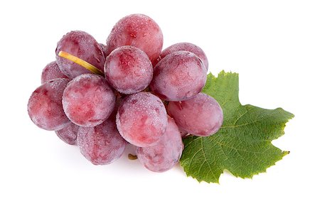 Bunch of red grapes , fresh with water drops. Isolated on white background. Foto de stock - Super Valor sin royalties y Suscripción, Código: 400-07897314