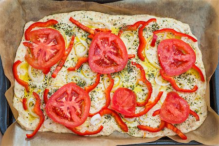 simsearch:400-04376706,k - Delicious fresh traditional Italian focaccia bread with tomatoes, red peppers, onions, basil and olive oil on pan ready to cook Stock Photo - Budget Royalty-Free & Subscription, Code: 400-07898292