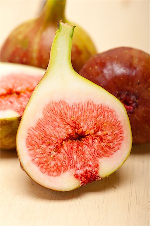 simsearch:400-07718938,k - fresh ripe figs on a rustic white table Fotografie stock - Microstock e Abbonamento, Codice: 400-07898694