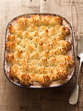 close up of rustic traditional british shepard pie Foto de stock - Super Valor sin royalties y Suscripción, Código: 400-07899404