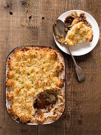 close up of rustic traditional british shepard pie Foto de stock - Super Valor sin royalties y Suscripción, Código: 400-07899403