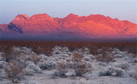 The last of the light hits the mountains in the Mojave Desert Foto de stock - Super Valor sin royalties y Suscripción, Código: 400-07899843