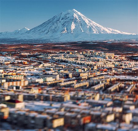 simsearch:400-07478926,k - Petropavlovsk-Kamchatsky cityscape and Koryaksky volcano at sunrise. Far East, Russia. Image with an tilt-shift effect Photographie de stock - Aubaine LD & Abonnement, Code: 400-07891682