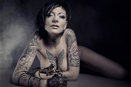 Beautiful woman with many tattoos posing indoors Foto de stock - Super Valor sin royalties y Suscripción, Código: 400-07892252