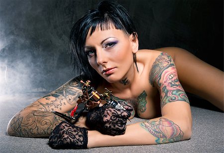 Beautiful woman with many tattoos posing indoors Photographie de stock - Aubaine LD & Abonnement, Code: 400-07892253