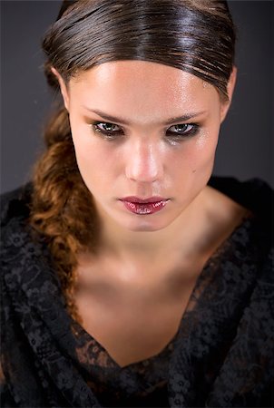 simsearch:400-04204790,k - Beautiful brunette in tears isolated on black Photographie de stock - Aubaine LD & Abonnement, Code: 400-07892608