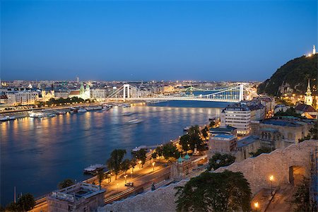 simsearch:400-08693963,k - Elisabeth Bridge over Danube river in Budapest, Hungary Foto de stock - Super Valor sin royalties y Suscripción, Código: 400-07893117