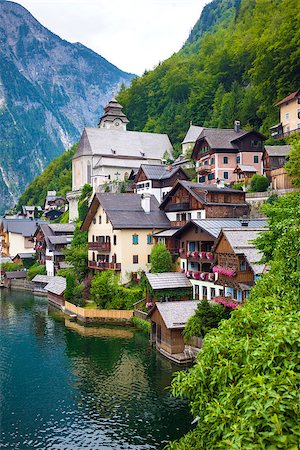 simsearch:879-09021123,k - View of Hallstatt village with on lake shore and Alps behind, Austria Foto de stock - Royalty-Free Super Valor e Assinatura, Número: 400-07893124