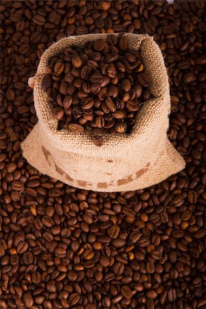 simsearch:700-03405572,k - Burlap sack of coffee beans on the coffee beans background Photographie de stock - Aubaine LD & Abonnement, Code: 400-07893261