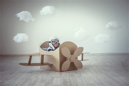 simsearch:6109-08536415,k - Little boy in a cardboard airplane Foto de stock - Super Valor sin royalties y Suscripción, Código: 400-07893327