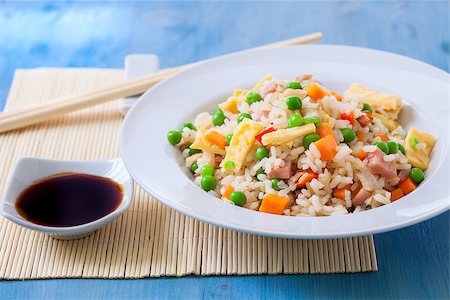 simsearch:400-05350825,k - chinese fried rice with peas on white plate Foto de stock - Royalty-Free Super Valor e Assinatura, Número: 400-07893644