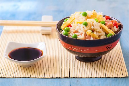 simsearch:400-05350825,k - chinese fried rice with peas on white plate Foto de stock - Royalty-Free Super Valor e Assinatura, Número: 400-07893643