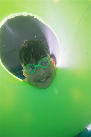 simsearch:640-06963379,k - Cute kid posing underwater in pool at the leisure center Photographie de stock - Aubaine LD & Abonnement, Code: 400-07900874