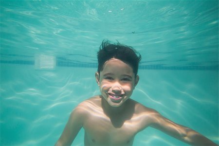 simsearch:640-06963379,k - Cute kid posing underwater in pool at the leisure center Photographie de stock - Aubaine LD & Abonnement, Code: 400-07900871