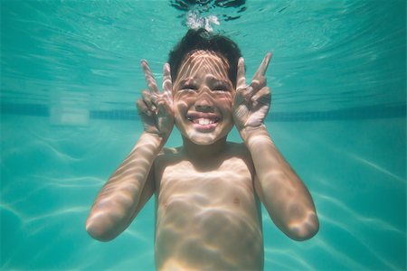simsearch:640-06963379,k - Cute kid posing underwater in pool at the leisure center Photographie de stock - Aubaine LD & Abonnement, Code: 400-07900872