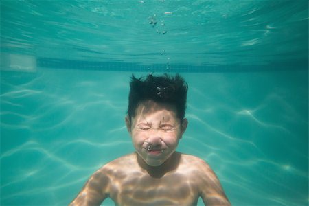 simsearch:640-06963379,k - Cute kid posing underwater in pool at the leisure center Photographie de stock - Aubaine LD & Abonnement, Code: 400-07900873
