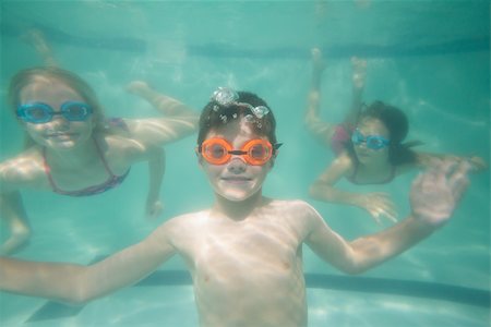 simsearch:640-02951323,k - Cute kids posing underwater in pool at the leisure center Stockbilder - Microstock & Abonnement, Bildnummer: 400-07900894