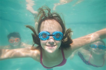 simsearch:640-02951323,k - Cute kids posing underwater in pool at the leisure center Stockbilder - Microstock & Abonnement, Bildnummer: 400-07900895