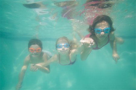 simsearch:640-02951323,k - Cute kids posing underwater in pool at the leisure center Stockbilder - Microstock & Abonnement, Bildnummer: 400-07900891