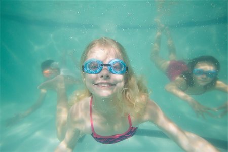 simsearch:640-02951323,k - Cute kids posing underwater in pool at the leisure center Stockbilder - Microstock & Abonnement, Bildnummer: 400-07900892