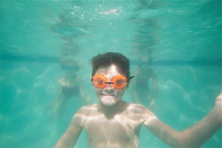 simsearch:640-02951323,k - Cute kid posing underwater in pool at the leisure center Stockbilder - Microstock & Abonnement, Bildnummer: 400-07900893