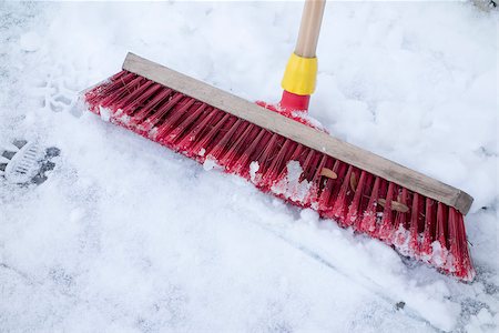 street cleaning - An image of a broom and the snow Photographie de stock - Aubaine LD & Abonnement, Code: 400-07903457