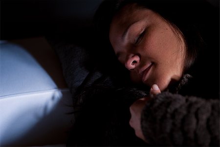 ronfler - Girl sleeping on a couch in semi-darkness of her living room Photographie de stock - Aubaine LD & Abonnement, Code: 400-07914789