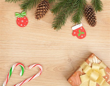simsearch:400-07299371,k - Christmas fir tree, decor and gift box on wooden background Foto de stock - Super Valor sin royalties y Suscripción, Código: 400-07915171