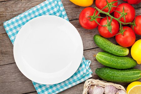 simsearch:400-04804401,k - Fresh ripe vegetables on wooden table and empty plate with copy space Foto de stock - Super Valor sin royalties y Suscripción, Código: 400-07915185