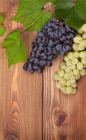 simsearch:400-08110621,k - Bunch of red and white grapes on wooden table background with copy space Stock Photo - Budget Royalty-Free & Subscription, Code: 400-07915190