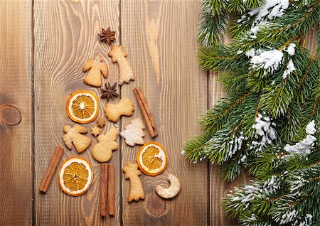 simsearch:400-07614271,k - Christmas fir tree made of spices and gingerbread cookies over wooden background Foto de stock - Super Valor sin royalties y Suscripción, Código: 400-07915247
