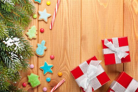 simsearch:400-07614271,k - Christmas wooden background with snow fir tree, gingerbread cookies and gift boxes. View from above with copy space Foto de stock - Super Valor sin royalties y Suscripción, Código: 400-07915257