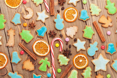 simsearch:400-07614271,k - Christmas closeup wooden background with candies, spices, gingerbread cookies Foto de stock - Royalty-Free Super Valor e Assinatura, Número: 400-07915253