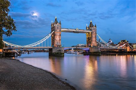 simsearch:400-07915703,k - Tower Bridge and Thames River Lit by Moonlight at the Evening, London, United Kingdom Foto de stock - Royalty-Free Super Valor e Assinatura, Número: 400-07915704