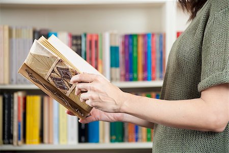 simsearch:400-04941919,k - woman reading book green jersey over library background Photographie de stock - Aubaine LD & Abonnement, Code: 400-07916167