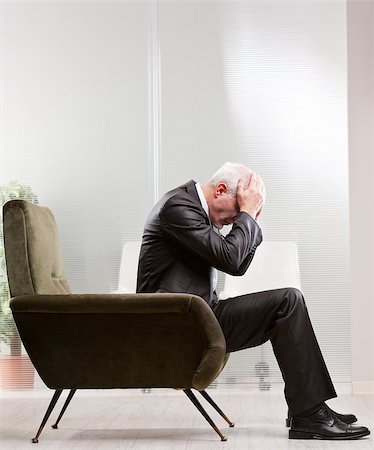 simsearch:400-07681481,k - business man holding his head with his hands because of his negative feelings Foto de stock - Super Valor sin royalties y Suscripción, Código: 400-07916224