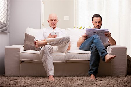 simsearch:400-07916242,k - men reading on a sofa in a white living room in relax Foto de stock - Super Valor sin royalties y Suscripción, Código: 400-07916237