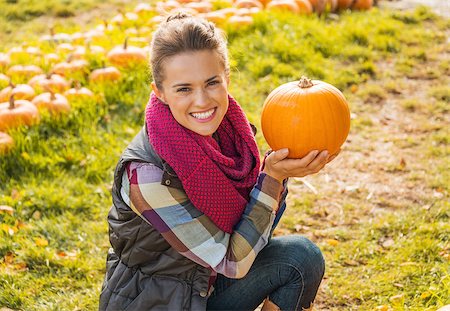simsearch:400-07916492,k - Portrait of happy young woman showing pumpkin Stock Photo - Budget Royalty-Free & Subscription, Code: 400-07916477