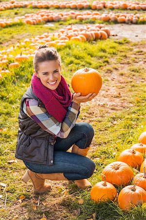 simsearch:400-07916492,k - Portrait of happy young woman showing pumpkin Stock Photo - Budget Royalty-Free & Subscription, Code: 400-07916478