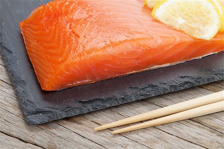 simsearch:400-08187570,k - Fresh salmon fish with lemon on wooden table closeup Stockbilder - Microstock & Abonnement, Bildnummer: 400-07917327