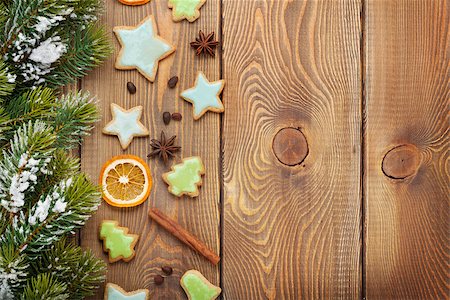 simsearch:400-07614271,k - Christmas wooden background with snow fir tree, spices, gingerbread cookies. View from above with copy space Foto de stock - Super Valor sin royalties y Suscripción, Código: 400-07917360