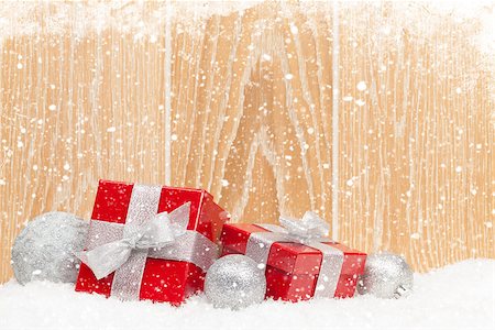 simsearch:400-07933751,k - Christmas gift boxes and decor with snow wooden wall with copy space Photographie de stock - Aubaine LD & Abonnement, Code: 400-07917411