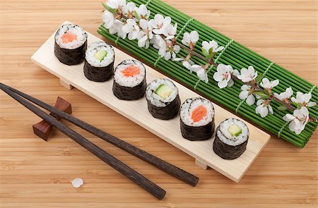 simsearch:400-07719212,k - Sushi maki set with fresh sakura branch over bamboo table Fotografie stock - Microstock e Abbonamento, Codice: 400-07917452