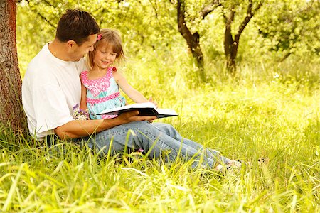 simsearch:877-08127926,k - a young father with his little daughter reads the Bible Photographie de stock - Aubaine LD & Abonnement, Code: 400-07917524