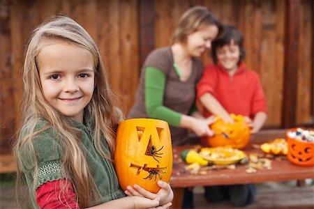simsearch:400-07793720,k - Kids and their mother preparing for Halloween - carving jack-o-lanterns Photographie de stock - Aubaine LD & Abonnement, Code: 400-07917549